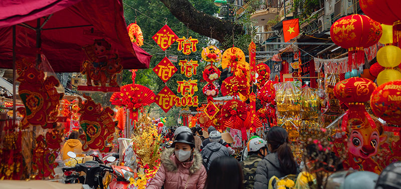A market full of Chinese decorations.